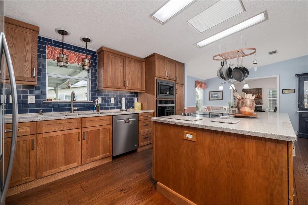 For Sale: $349,000 (2 beds, 2 baths, 1905 Square Feet)