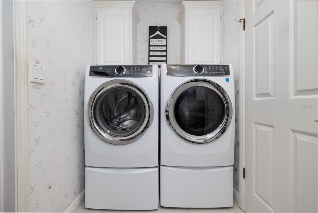 For Sale: $349,000 (2 beds, 2 baths, 1905 Square Feet)