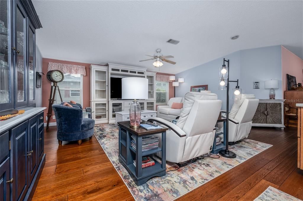 For Sale: $349,000 (2 beds, 2 baths, 1905 Square Feet)