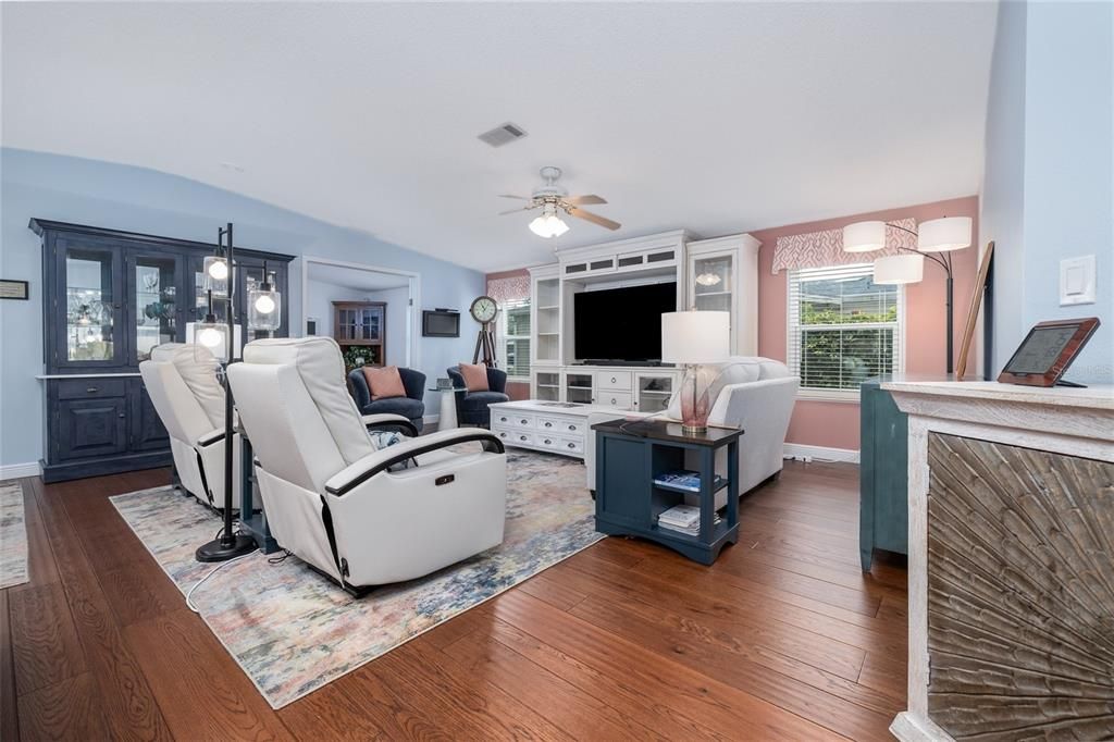 For Sale: $349,000 (2 beds, 2 baths, 1905 Square Feet)