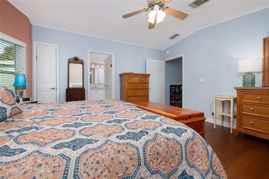 For Sale: $349,000 (2 beds, 2 baths, 1905 Square Feet)