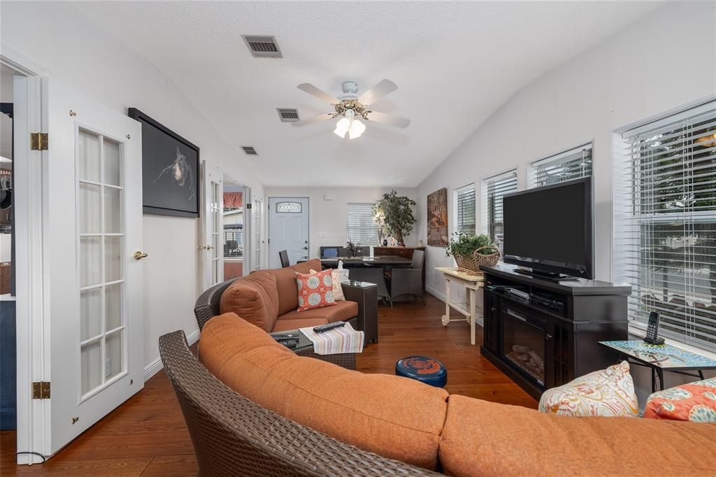 For Sale: $349,000 (2 beds, 2 baths, 1905 Square Feet)