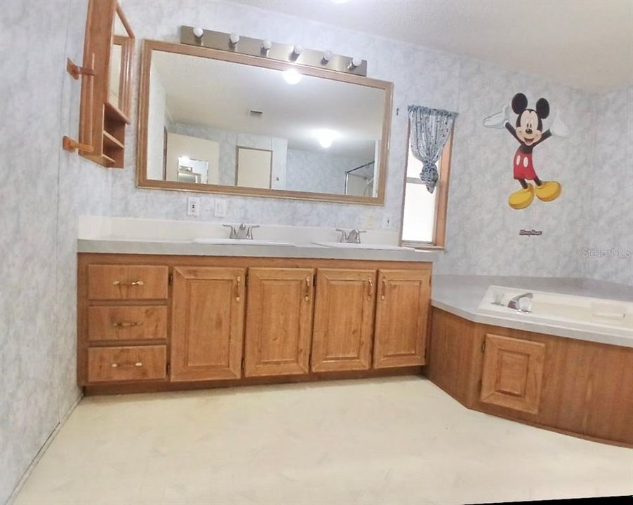 For Sale: $229,900 (4 beds, 3 baths, 1836 Square Feet)