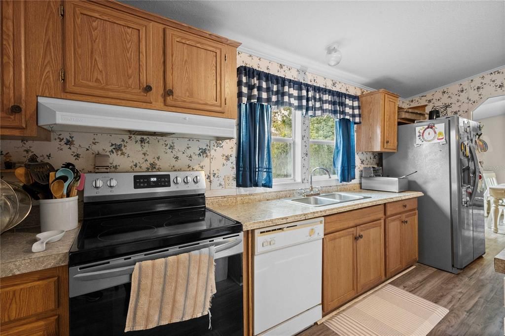 На продажу: $294,900 (3 спален, 2 ванн, 1980 Квадратных фут)