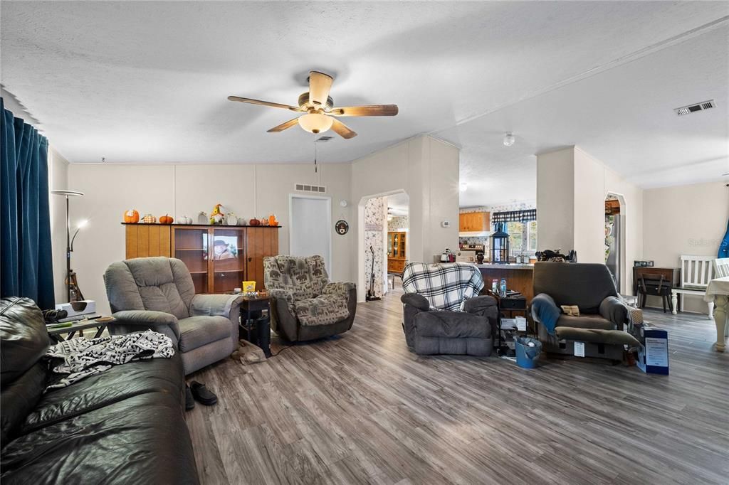 На продажу: $294,900 (3 спален, 2 ванн, 1980 Квадратных фут)