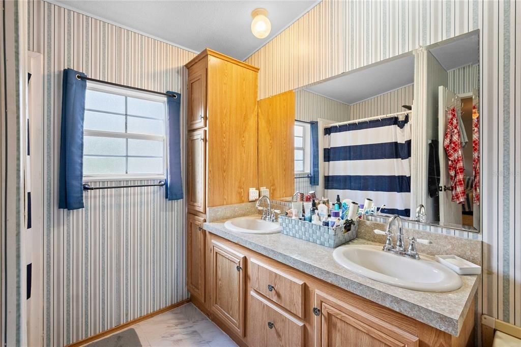 На продажу: $294,900 (3 спален, 2 ванн, 1980 Квадратных фут)