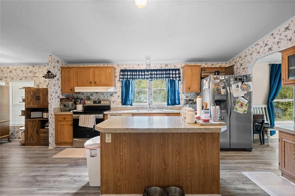 На продажу: $294,900 (3 спален, 2 ванн, 1980 Квадратных фут)