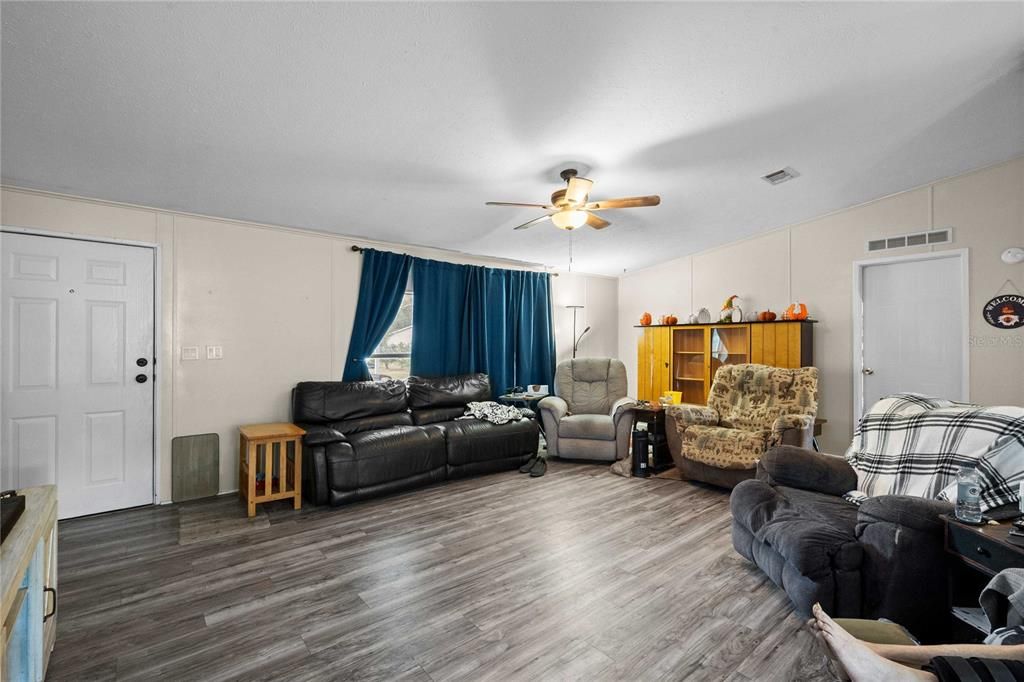 На продажу: $294,900 (3 спален, 2 ванн, 1980 Квадратных фут)