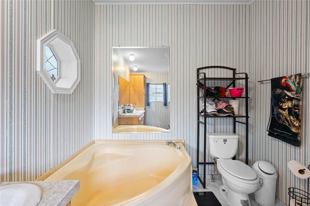 На продажу: $294,900 (3 спален, 2 ванн, 1980 Квадратных фут)