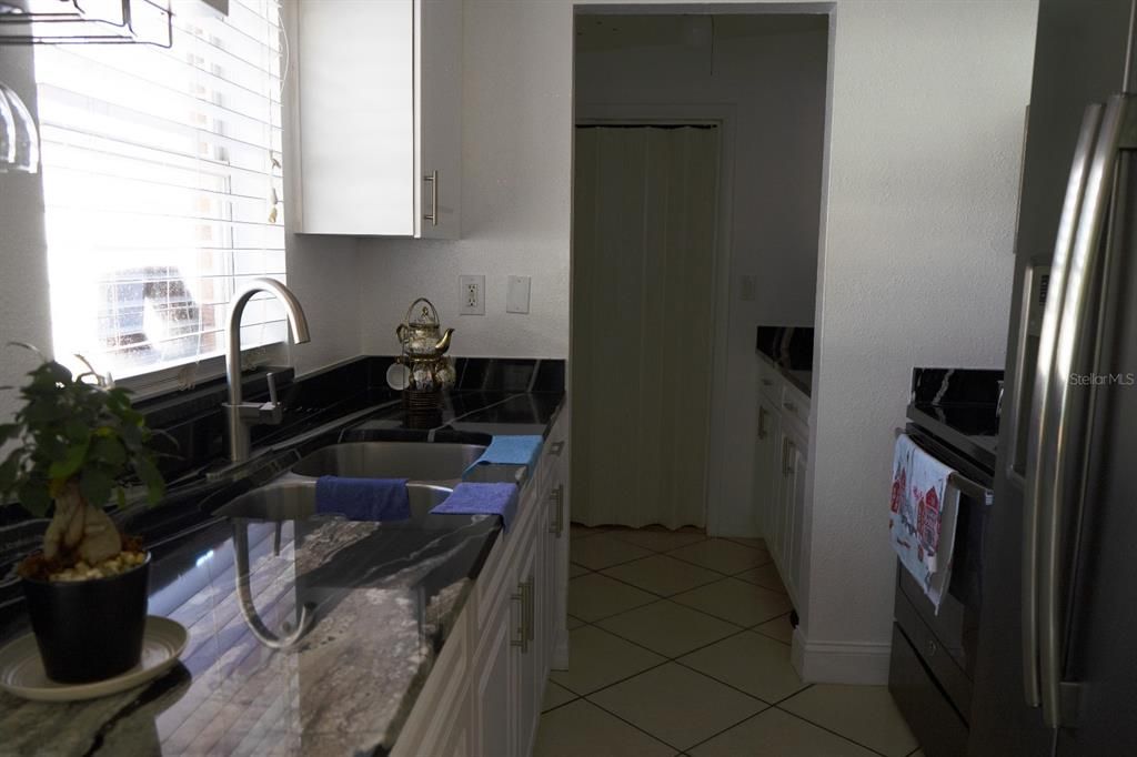 待售: $380,000 (4 贝兹, 2 浴室, 1175 平方英尺)