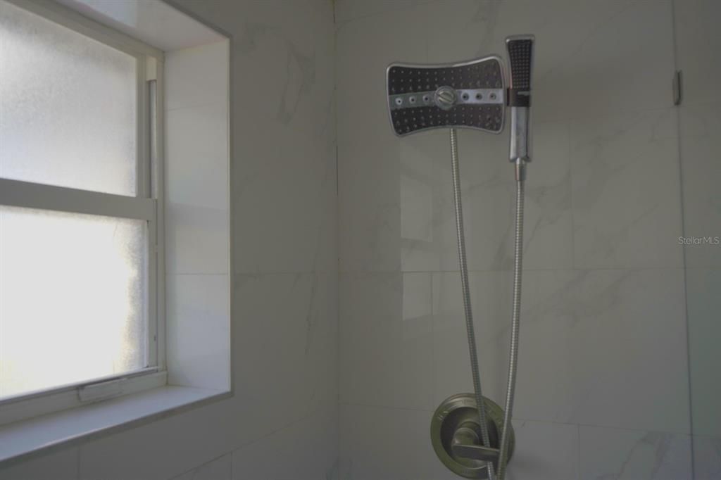 待售: $380,000 (4 贝兹, 2 浴室, 1175 平方英尺)