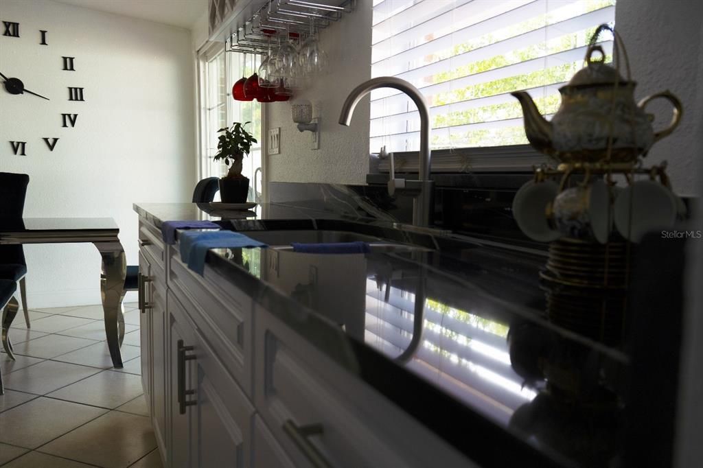 待售: $380,000 (4 贝兹, 2 浴室, 1175 平方英尺)