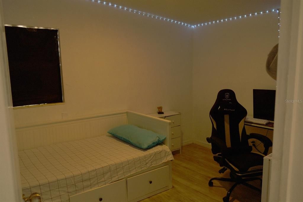 待售: $380,000 (4 贝兹, 2 浴室, 1175 平方英尺)