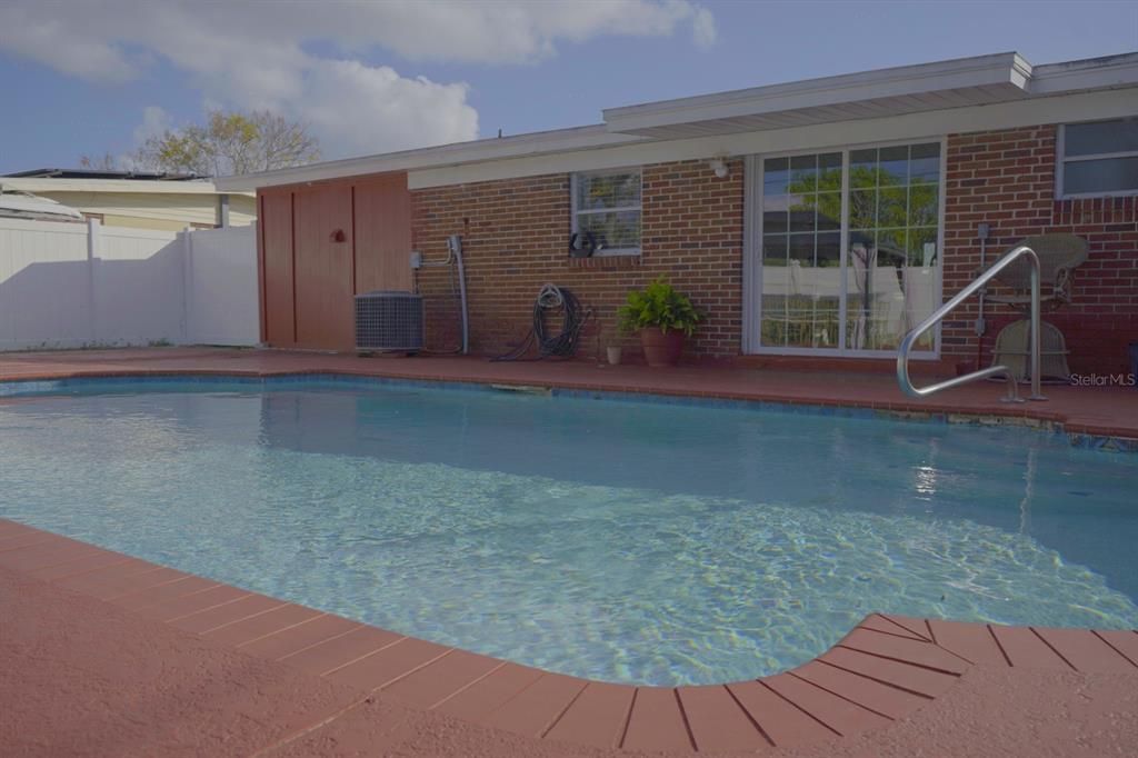 待售: $380,000 (4 贝兹, 2 浴室, 1175 平方英尺)