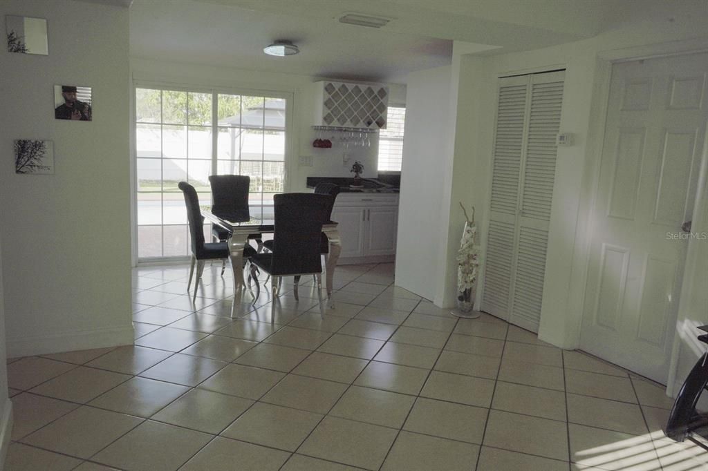 待售: $380,000 (4 贝兹, 2 浴室, 1175 平方英尺)