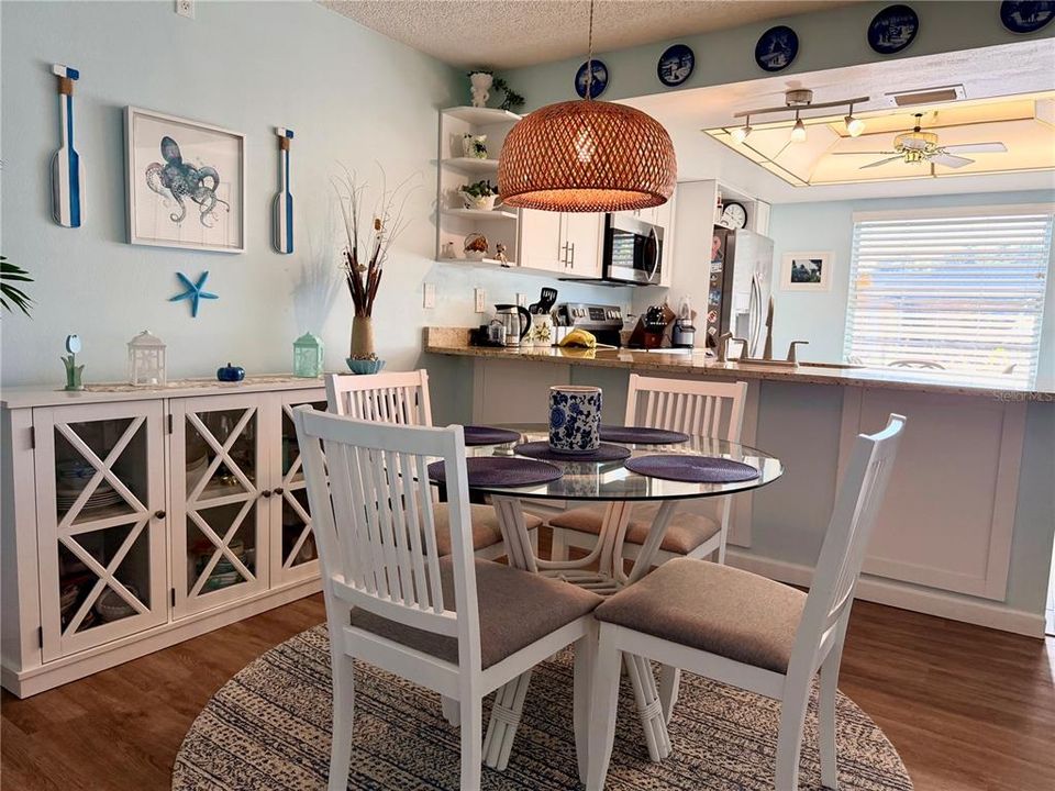 For Sale: $191,900 (2 beds, 2 baths, 1148 Square Feet)