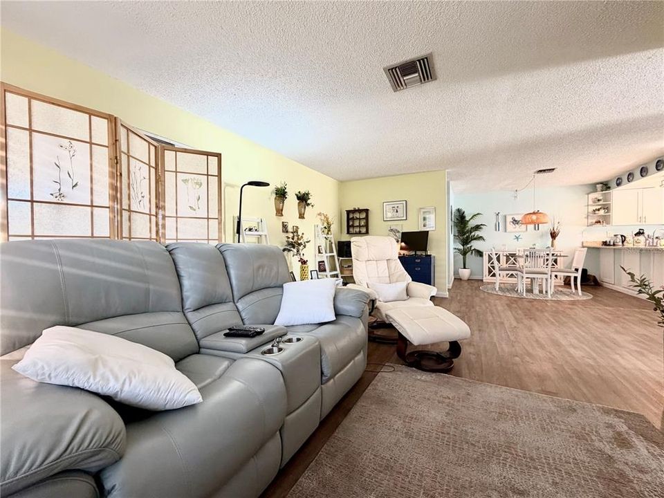 For Sale: $191,900 (2 beds, 2 baths, 1148 Square Feet)