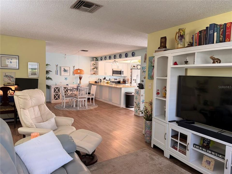 For Sale: $191,900 (2 beds, 2 baths, 1148 Square Feet)