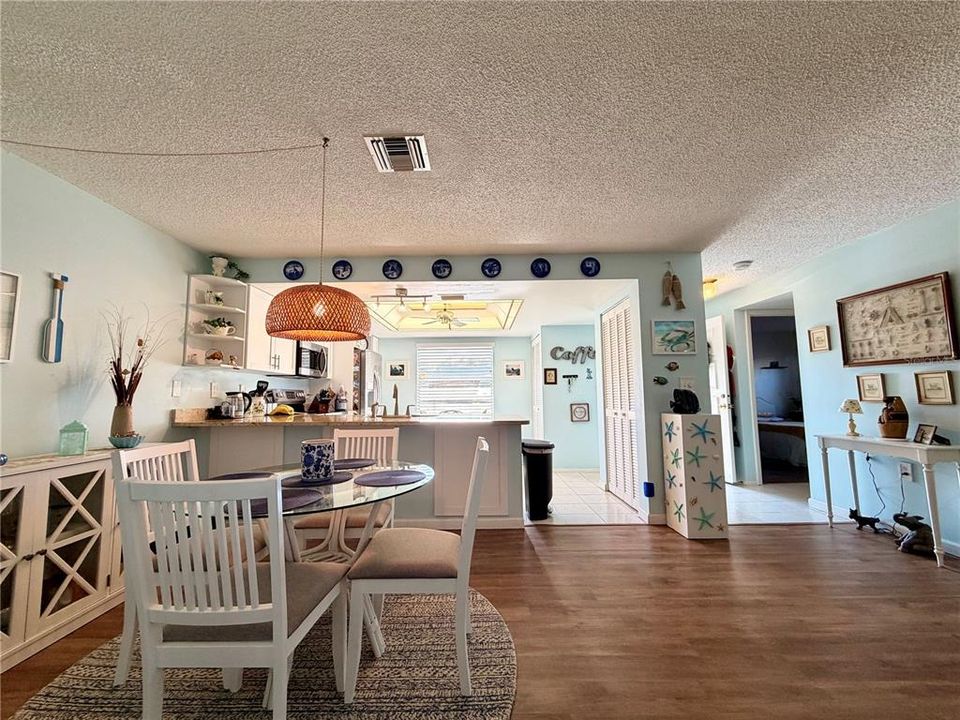 For Sale: $191,900 (2 beds, 2 baths, 1148 Square Feet)
