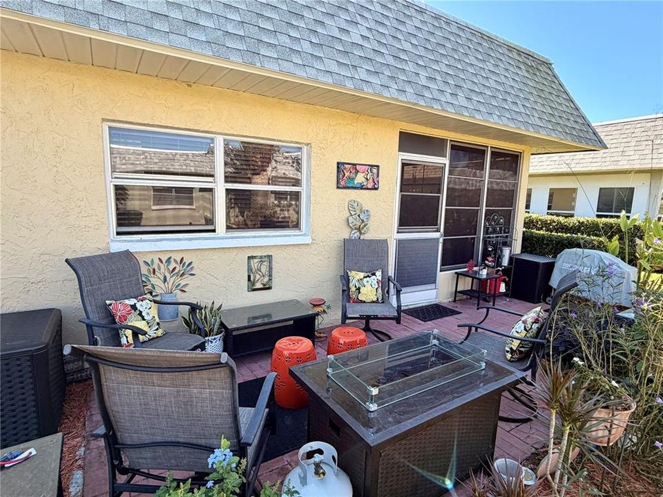 For Sale: $191,900 (2 beds, 2 baths, 1148 Square Feet)