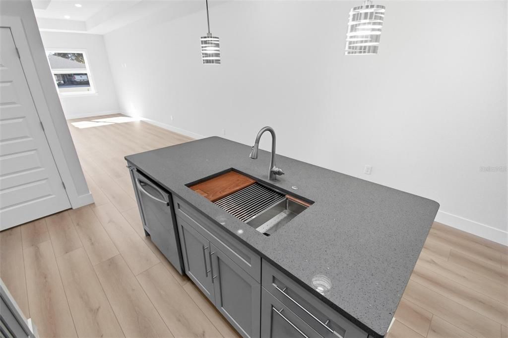 出租: $2,000 (3 贝兹, 2 浴室, 1450 平方英尺)