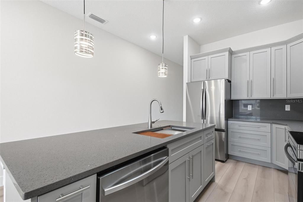 出租: $2,000 (3 贝兹, 2 浴室, 1450 平方英尺)