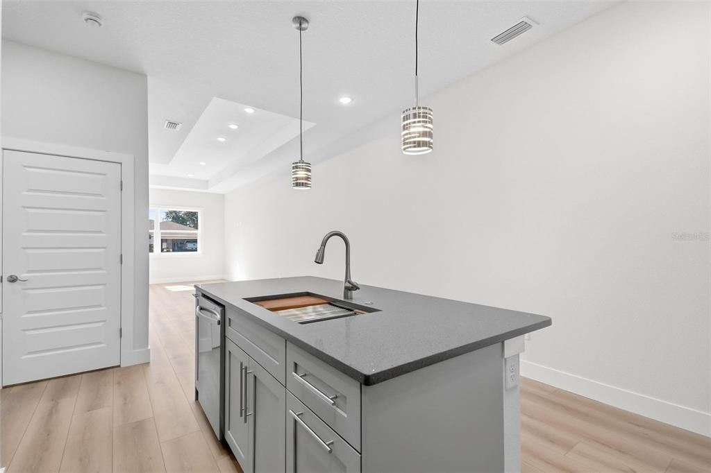 出租: $2,000 (3 贝兹, 2 浴室, 1450 平方英尺)