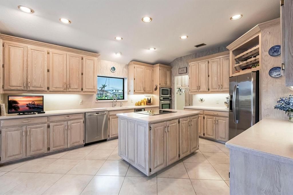 For Sale: $825,000 (3 beds, 2 baths, 2805 Square Feet)