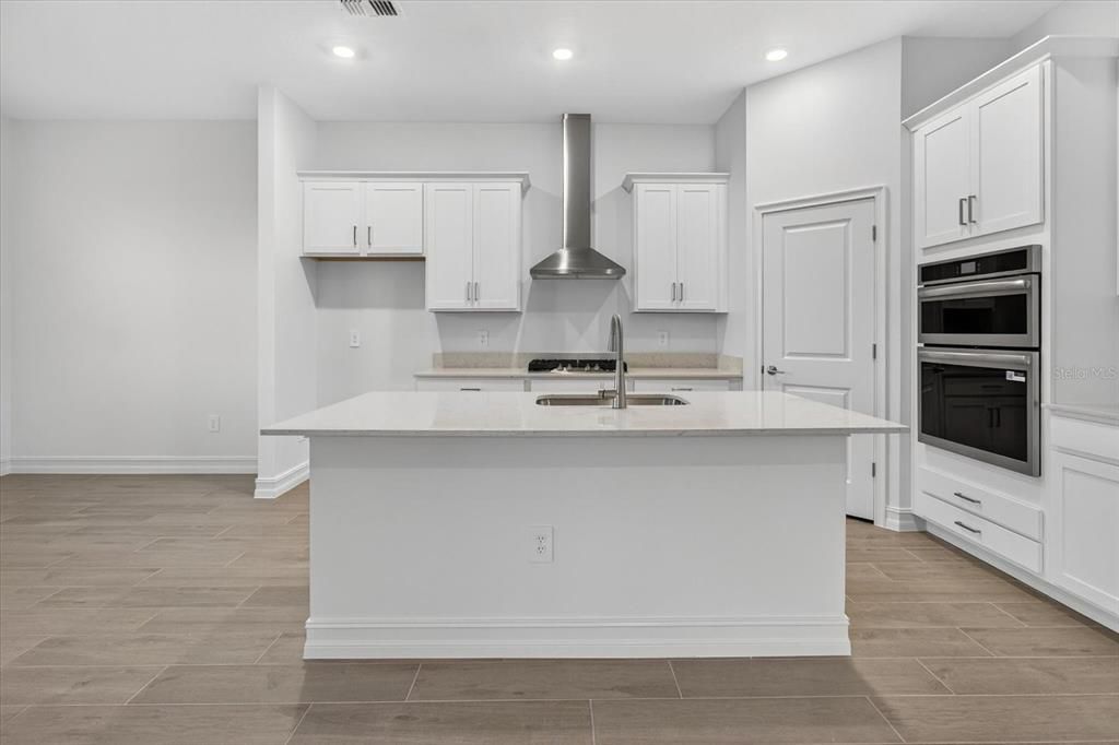 出租: $3,550 (5 贝兹, 3 浴室, 3160 平方英尺)