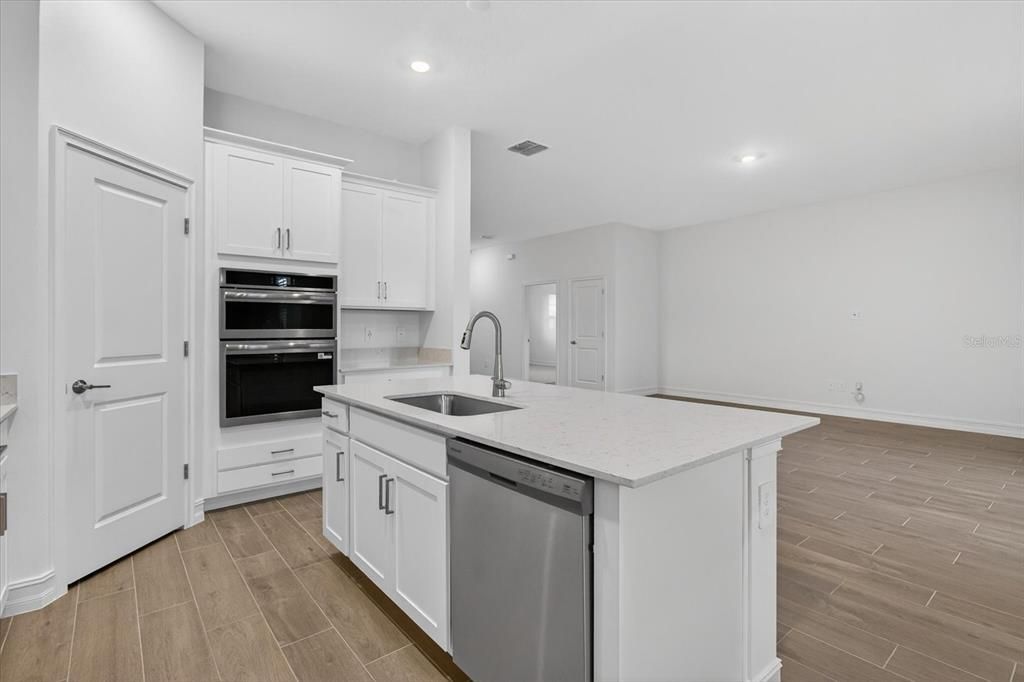 出租: $3,550 (5 贝兹, 3 浴室, 3160 平方英尺)