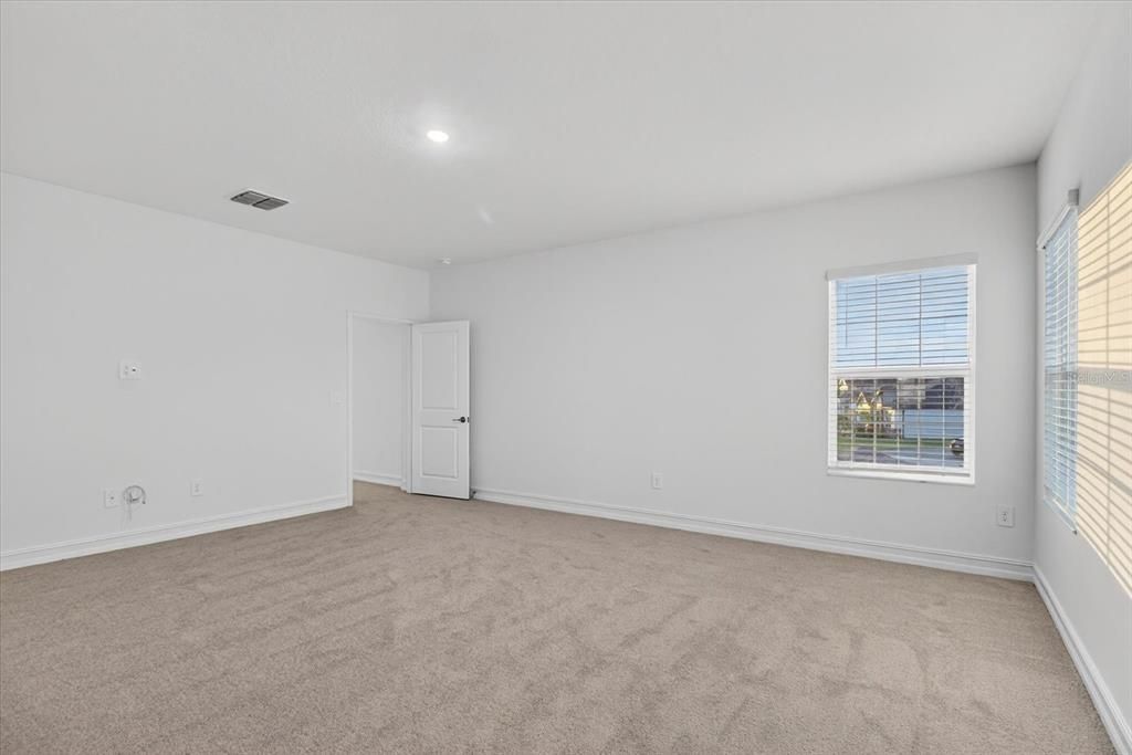 出租: $3,550 (5 贝兹, 3 浴室, 3160 平方英尺)