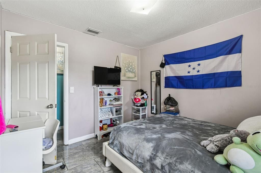 For Sale: $525,000 (5 beds, 2 baths, 1950 Square Feet)