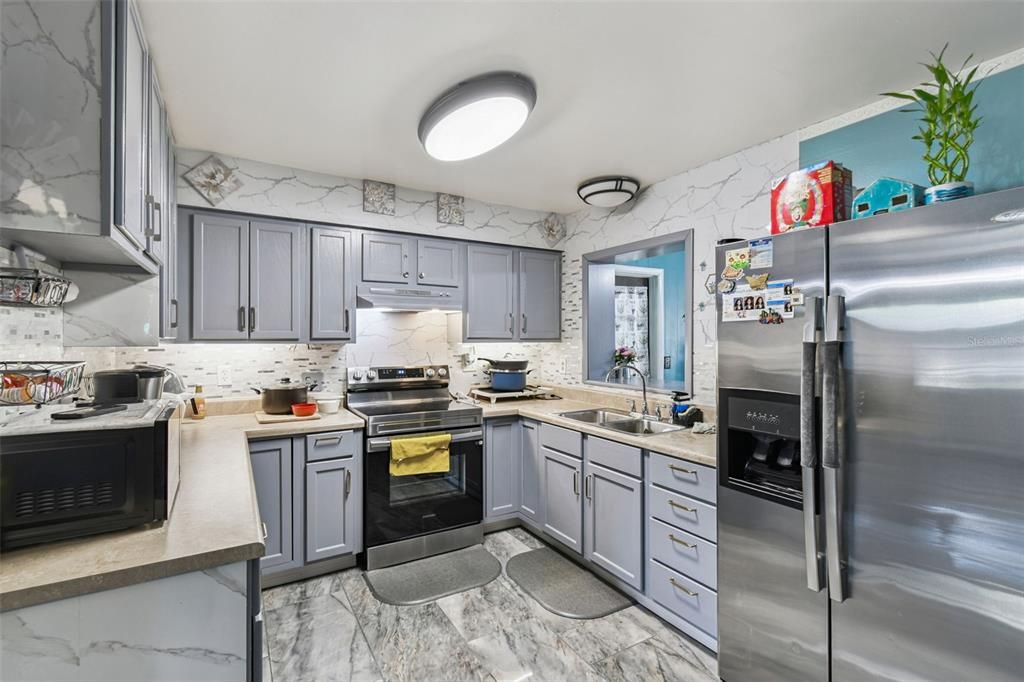 For Sale: $525,000 (5 beds, 2 baths, 1950 Square Feet)