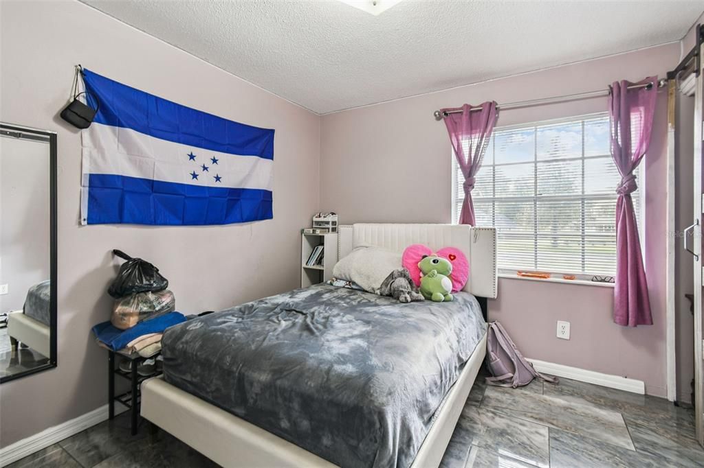 For Sale: $525,000 (5 beds, 2 baths, 1950 Square Feet)