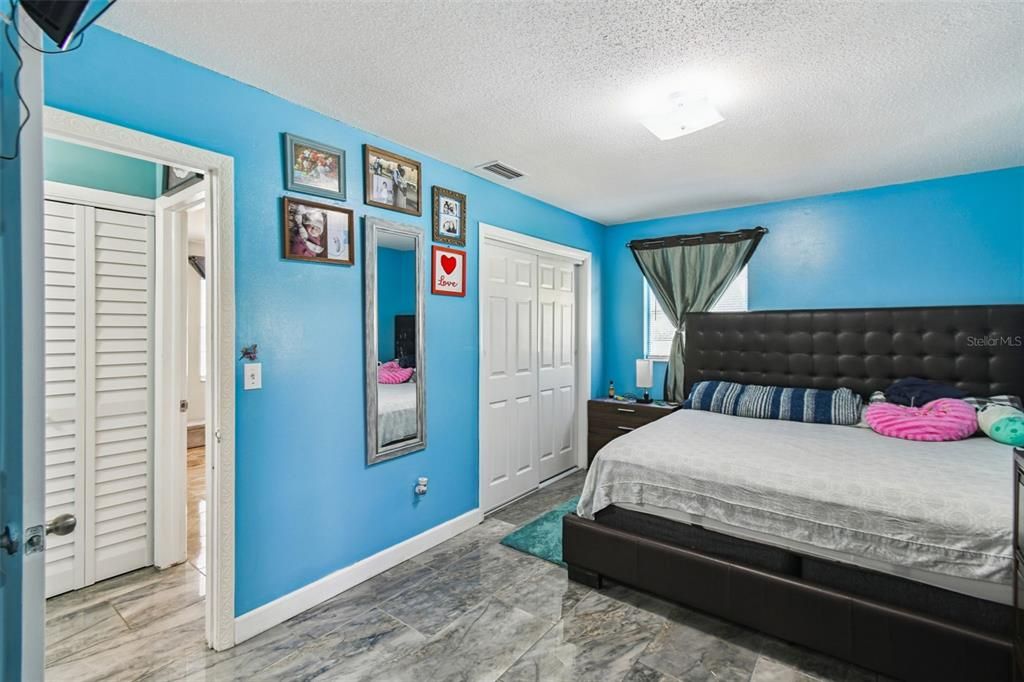 For Sale: $525,000 (5 beds, 2 baths, 1950 Square Feet)