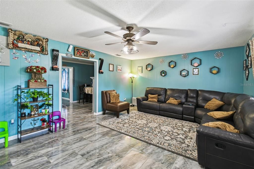 For Sale: $525,000 (5 beds, 2 baths, 1950 Square Feet)