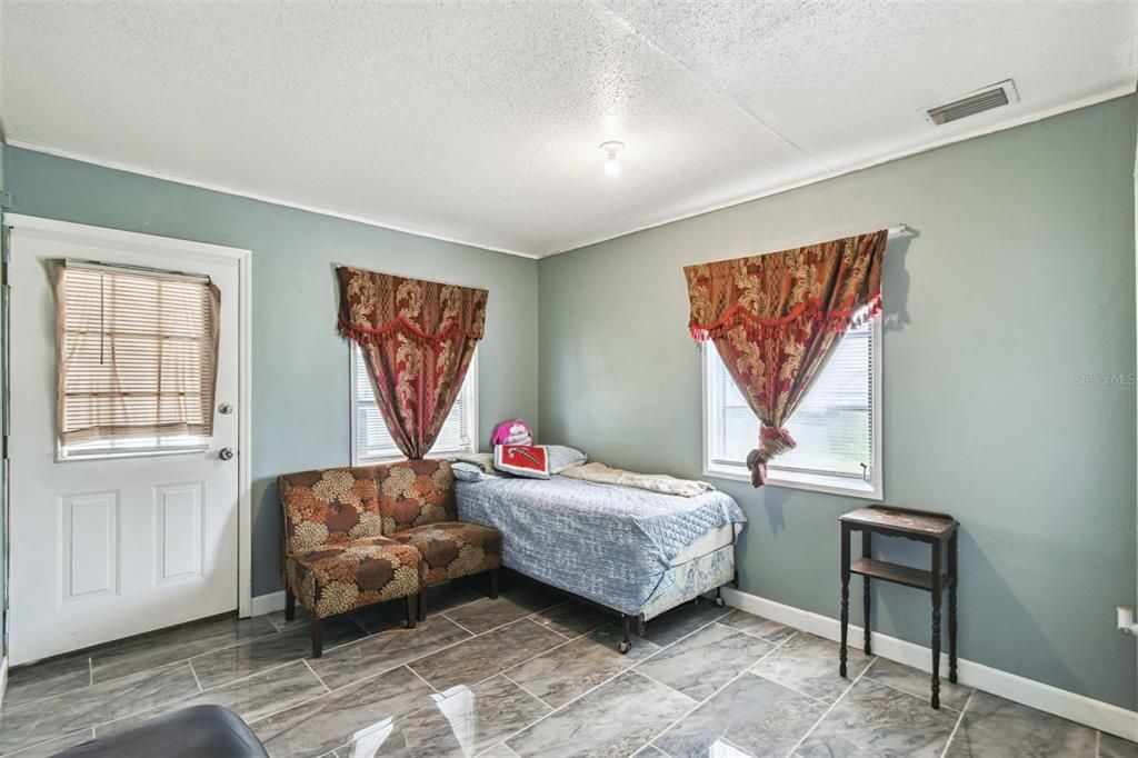 For Sale: $525,000 (5 beds, 2 baths, 1950 Square Feet)