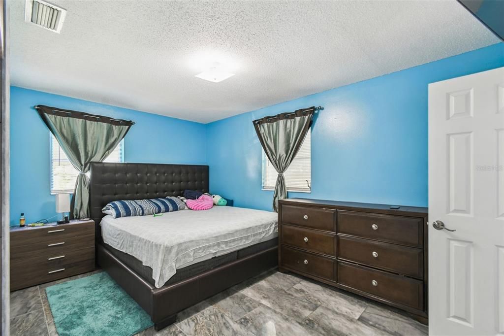 For Sale: $525,000 (5 beds, 2 baths, 1950 Square Feet)