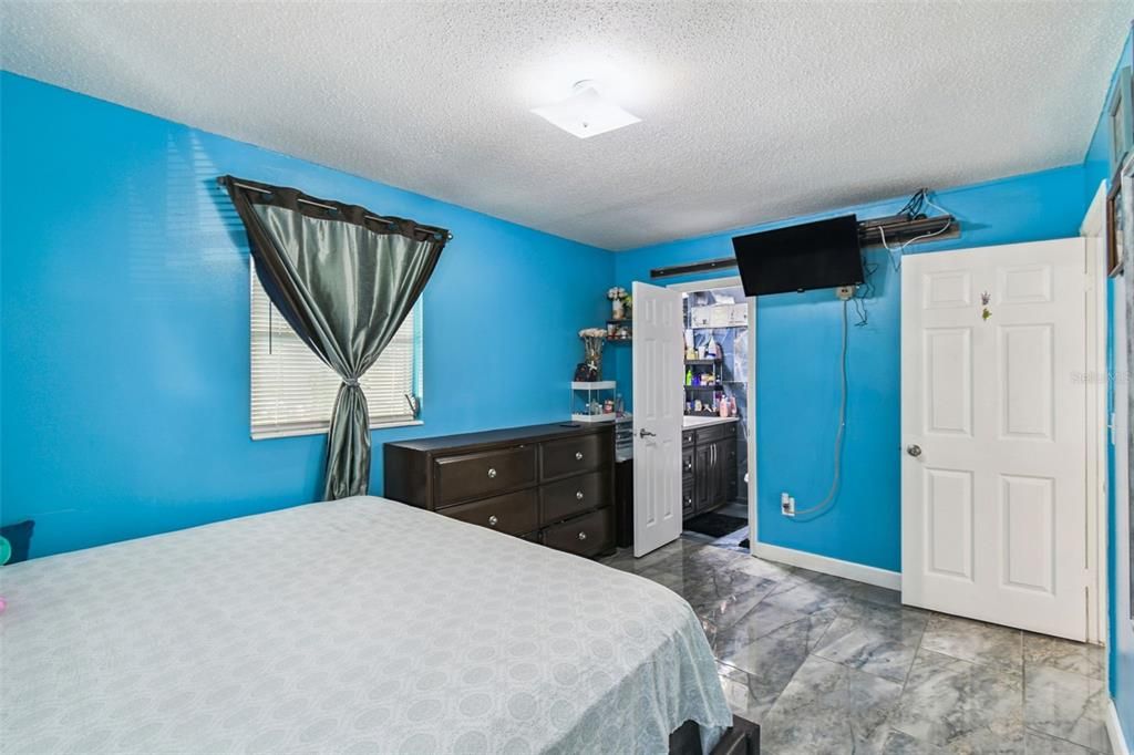 For Sale: $525,000 (5 beds, 2 baths, 1950 Square Feet)