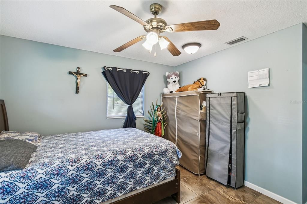 For Sale: $525,000 (5 beds, 2 baths, 1950 Square Feet)