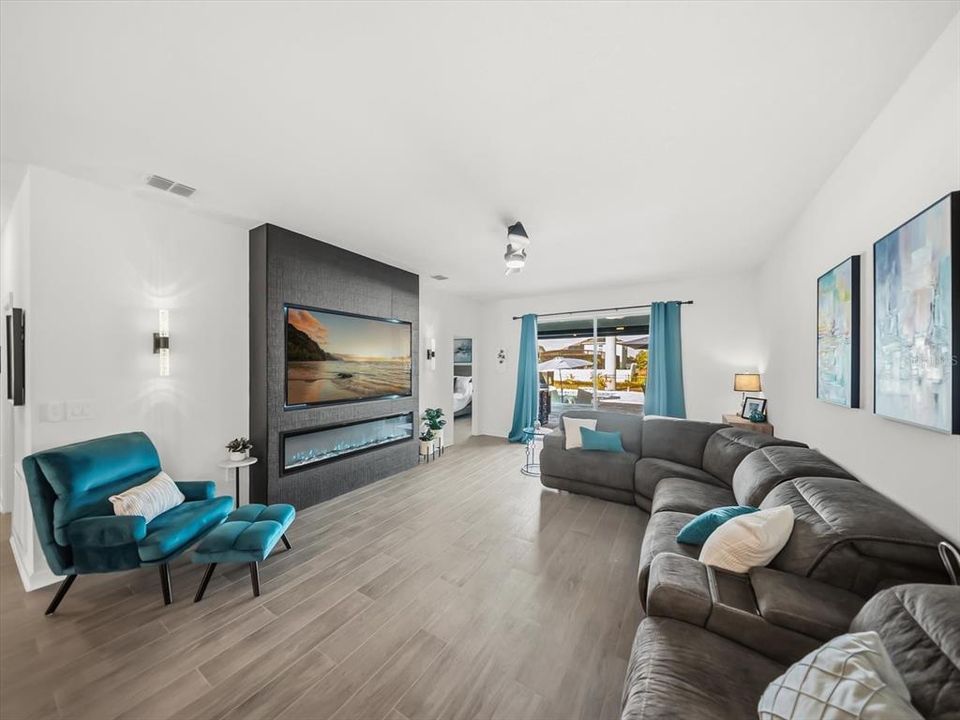 For Sale: $699,900 (4 beds, 2 baths, 2089 Square Feet)