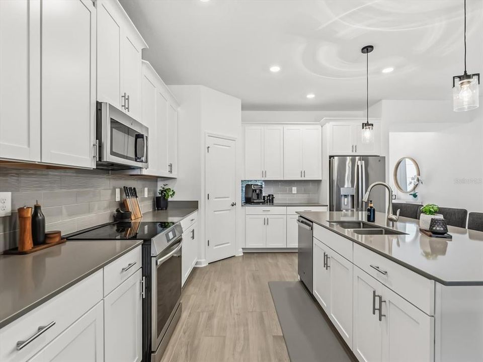 For Sale: $699,900 (4 beds, 2 baths, 2089 Square Feet)