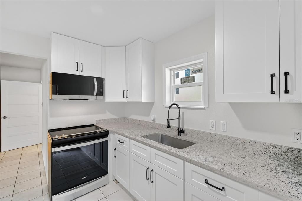 For Rent: $2,000 (2 beds, 1 baths, 800 Square Feet)