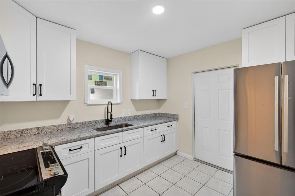 For Rent: $2,000 (2 beds, 1 baths, 800 Square Feet)