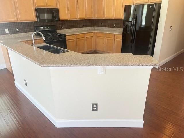 出租: $2,875 (5 贝兹, 3 浴室, 2750 平方英尺)