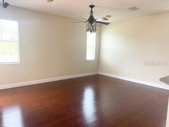 出租: $2,875 (5 贝兹, 3 浴室, 2750 平方英尺)