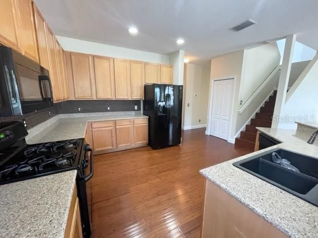 出租: $2,875 (5 贝兹, 3 浴室, 2750 平方英尺)