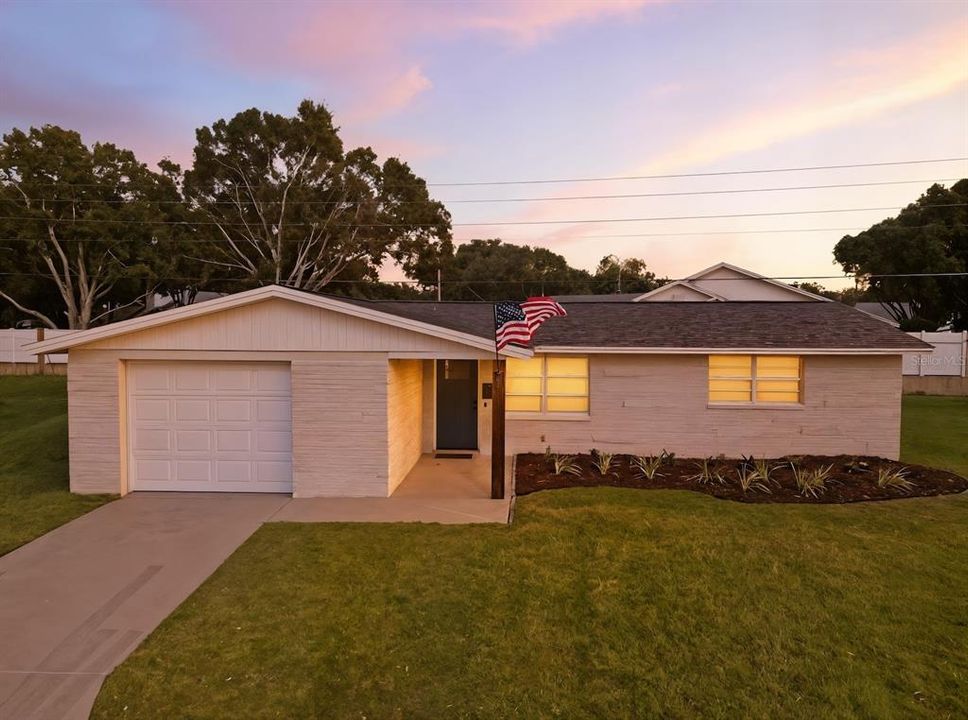 For Sale: $219,000 (2 beds, 1 baths, 1088 Square Feet)