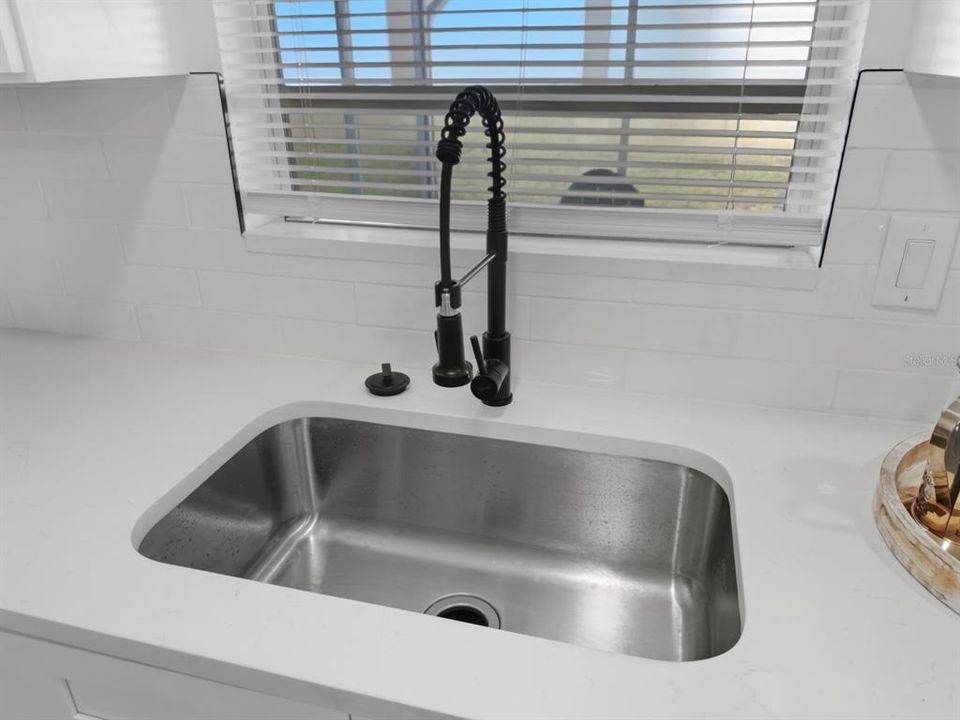 For Sale: $219,000 (2 beds, 1 baths, 1088 Square Feet)