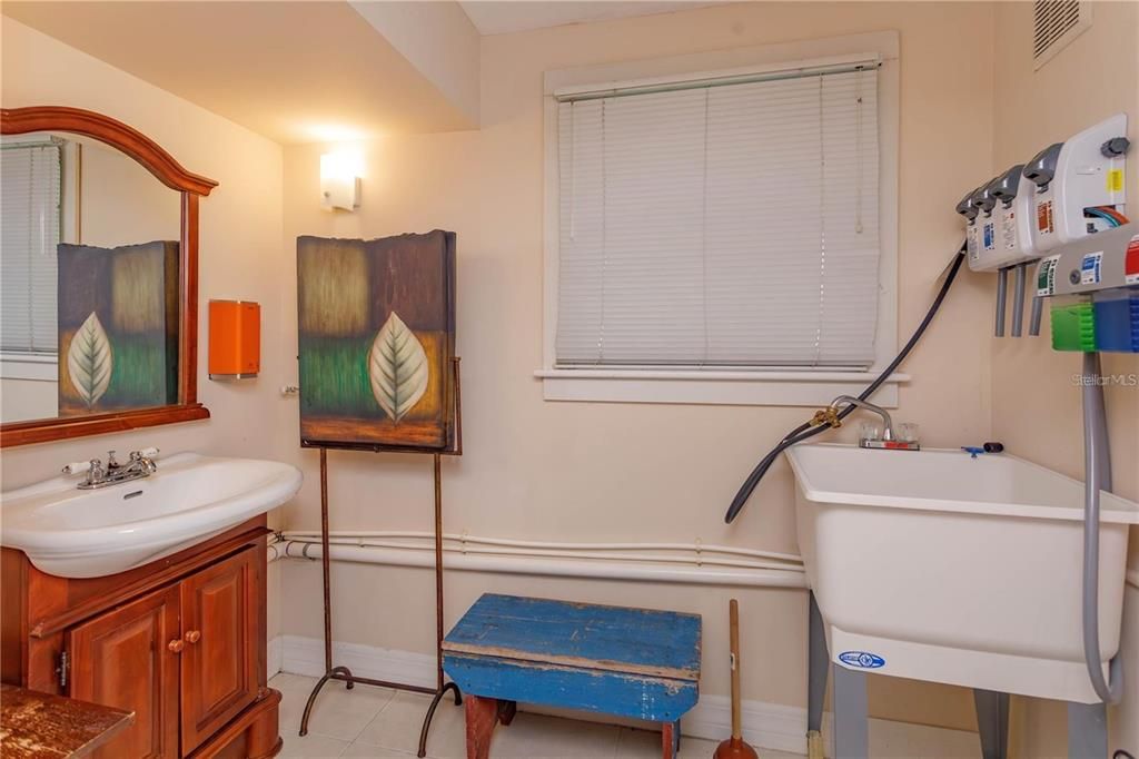 На продажу: $1,699,900 (1 спален, 2 ванн, 2500 Квадратных фут)